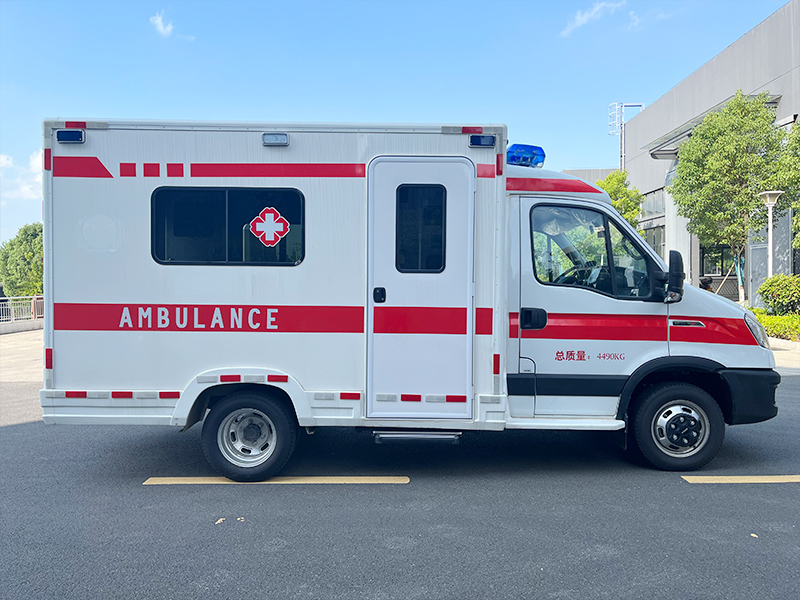 依維柯方艙救護車圖片4