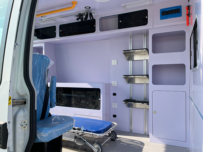依維柯歐勝救護(hù)車圖片5